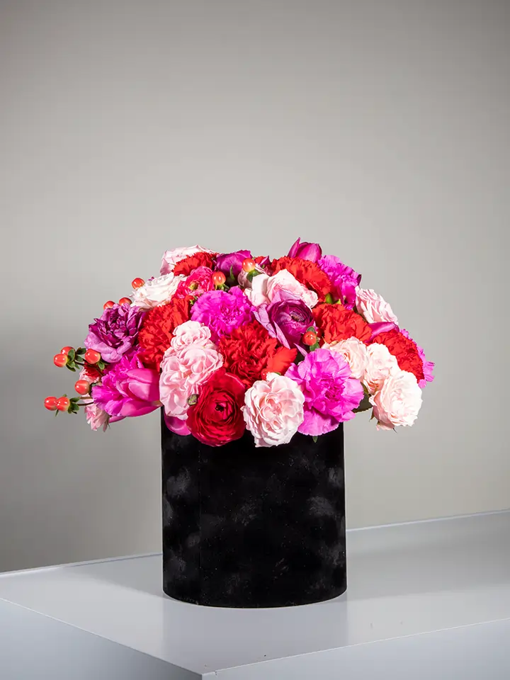 Flower box nera di fiori rossi fucsia rosa